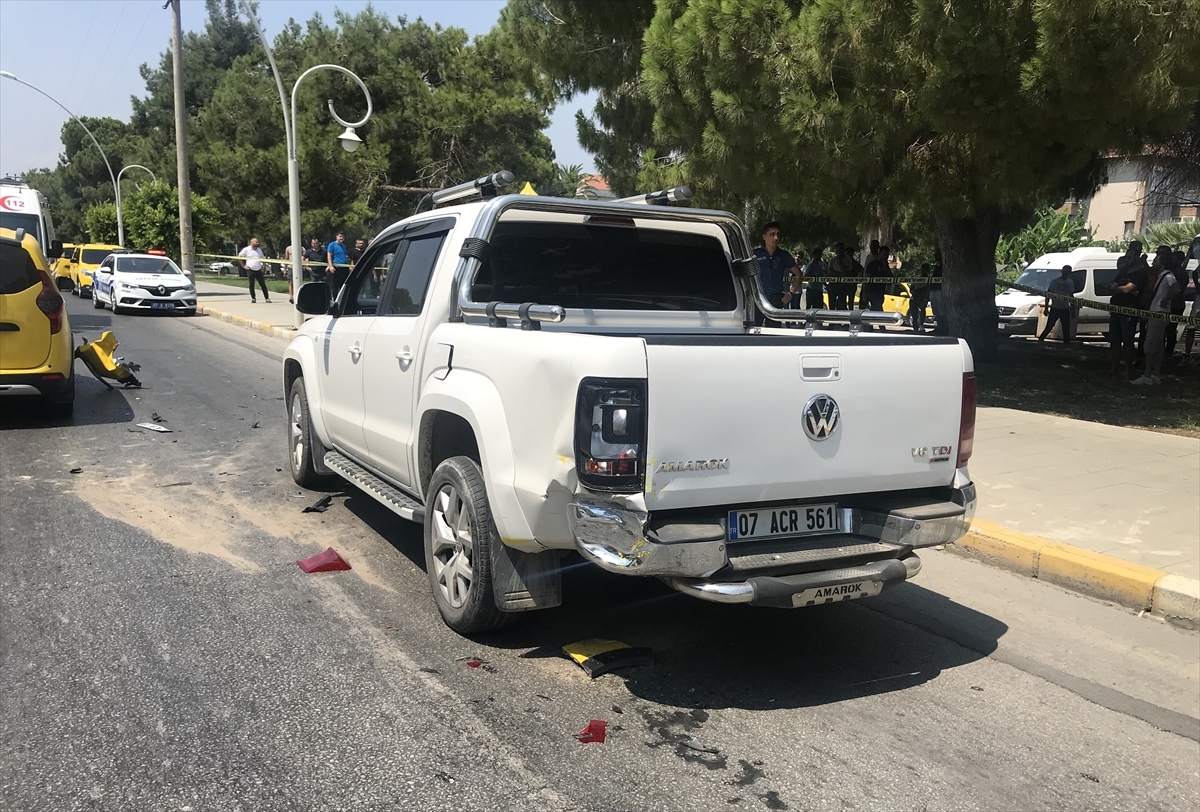 Antalya'da İki Otomobilin Çarptığı Yaya Yaşamını Yitirdi