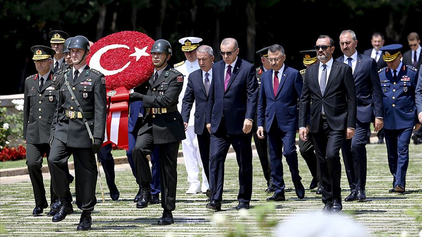 Cumhurbaşkanı Erdoğan Başkanlığındaki YAŞ üyeleri Anıtkabir'i Ziyaret Etti