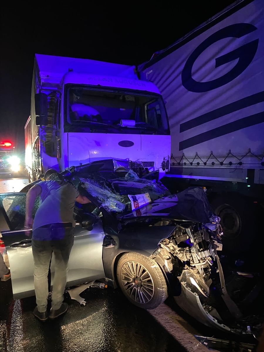 Anadolu Otoyolu'ndaki Trafik Kazasında 3 Kişi Hayatını Kaybetti