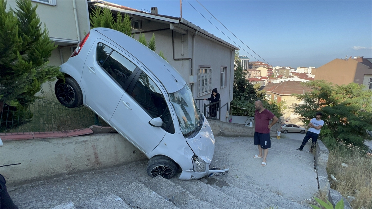 Kocaeli'de Bahçe Duvarına Asılı Kalan Otomobil Vinç Yardımı İle Kurtarıldı