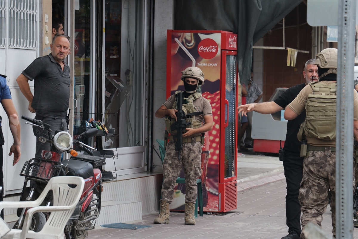 Adana'da Kasapta 2 Kayınbiraderini Silahla Yaralayan, 1 Kadını Rehin Alan Zanlı Yakalandı