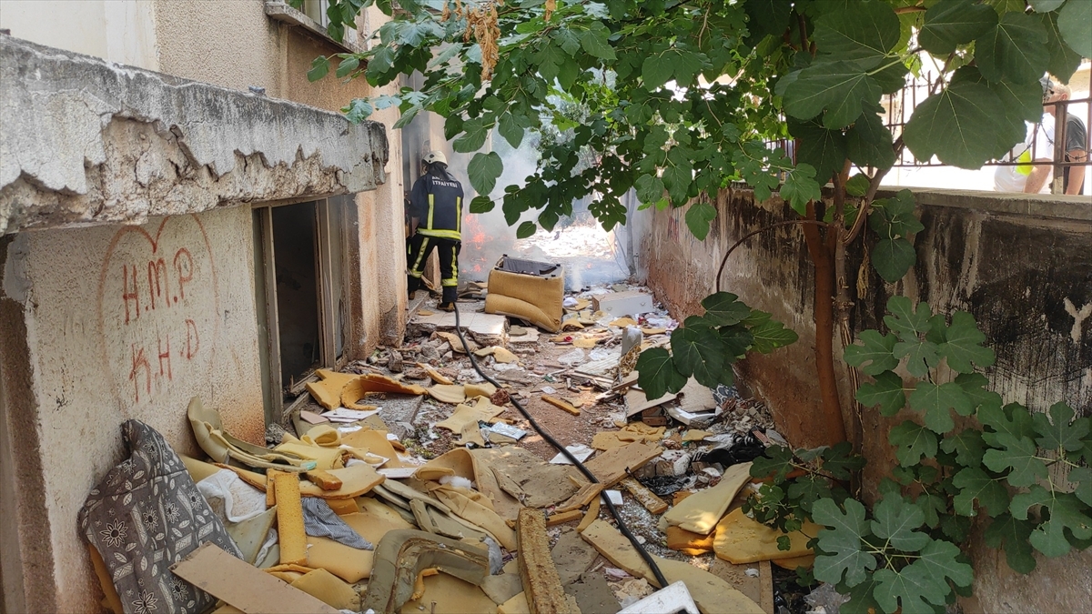 Antalya'da Bir Binada Çıkan Yangın İtfaiye Ekiplerince Söndürüldü