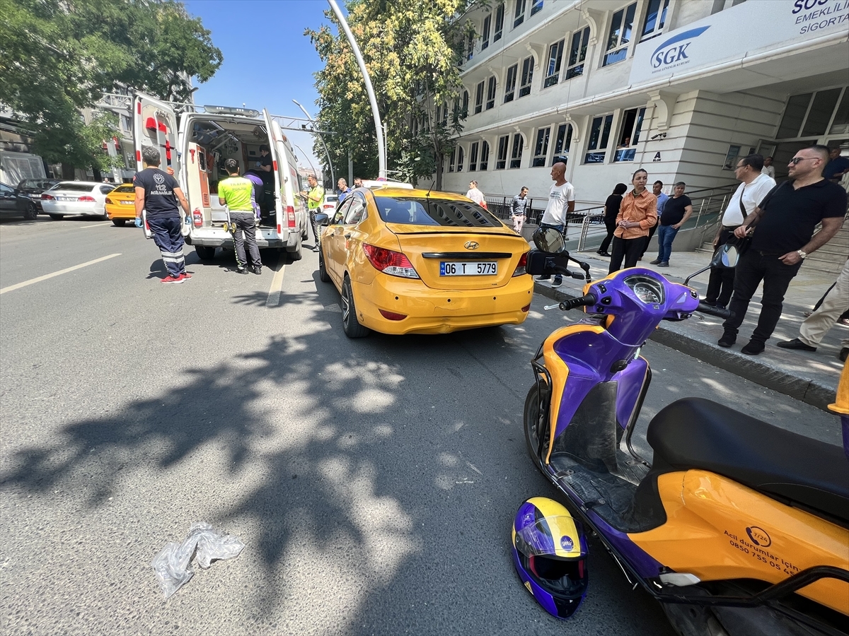 Ankara'da taksiye arkadan çarpan motosikletli kurye yaralandı