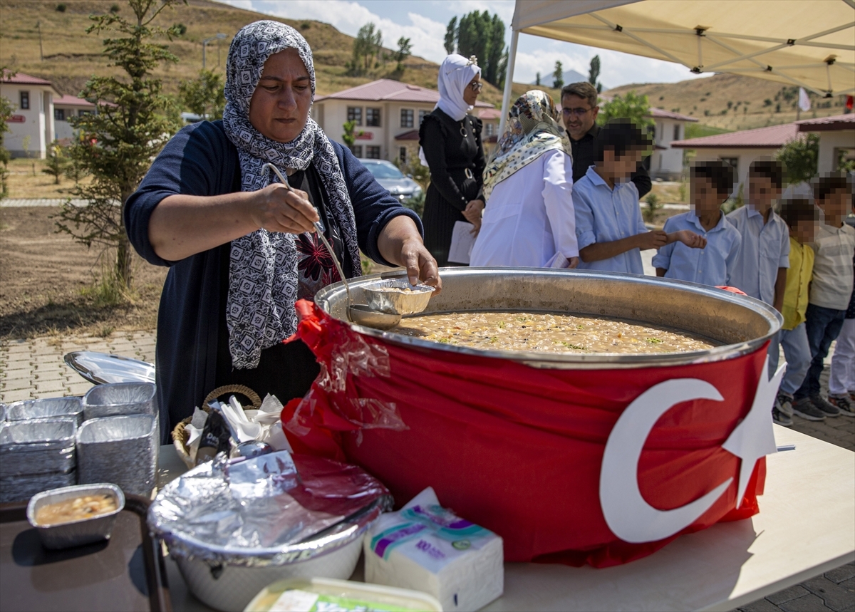 Erzurum'da Koruma Altındaki Çocuklar Ziyaretçilerine Aşure İkram Etti