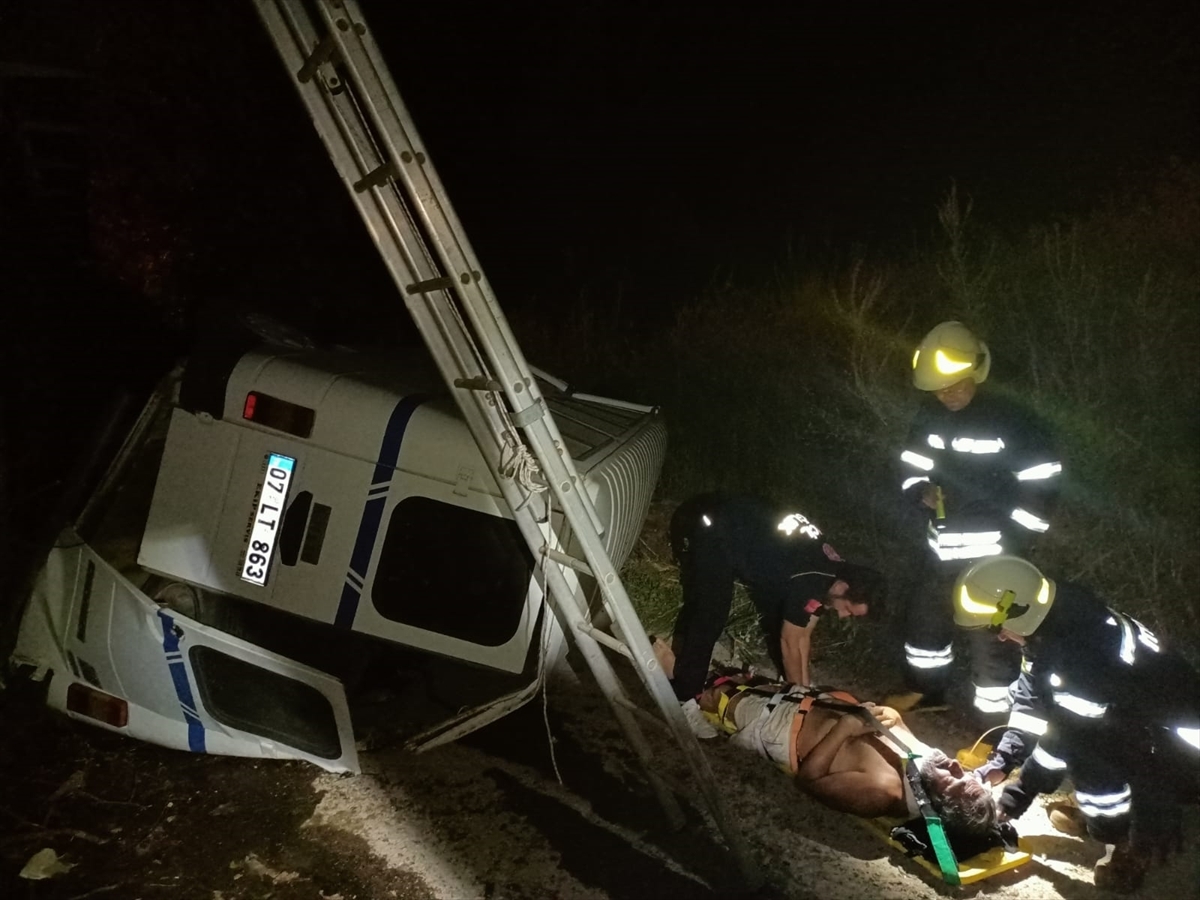 Muğla'da Devrilen Minibüsün Sürücüsü Yaralandı