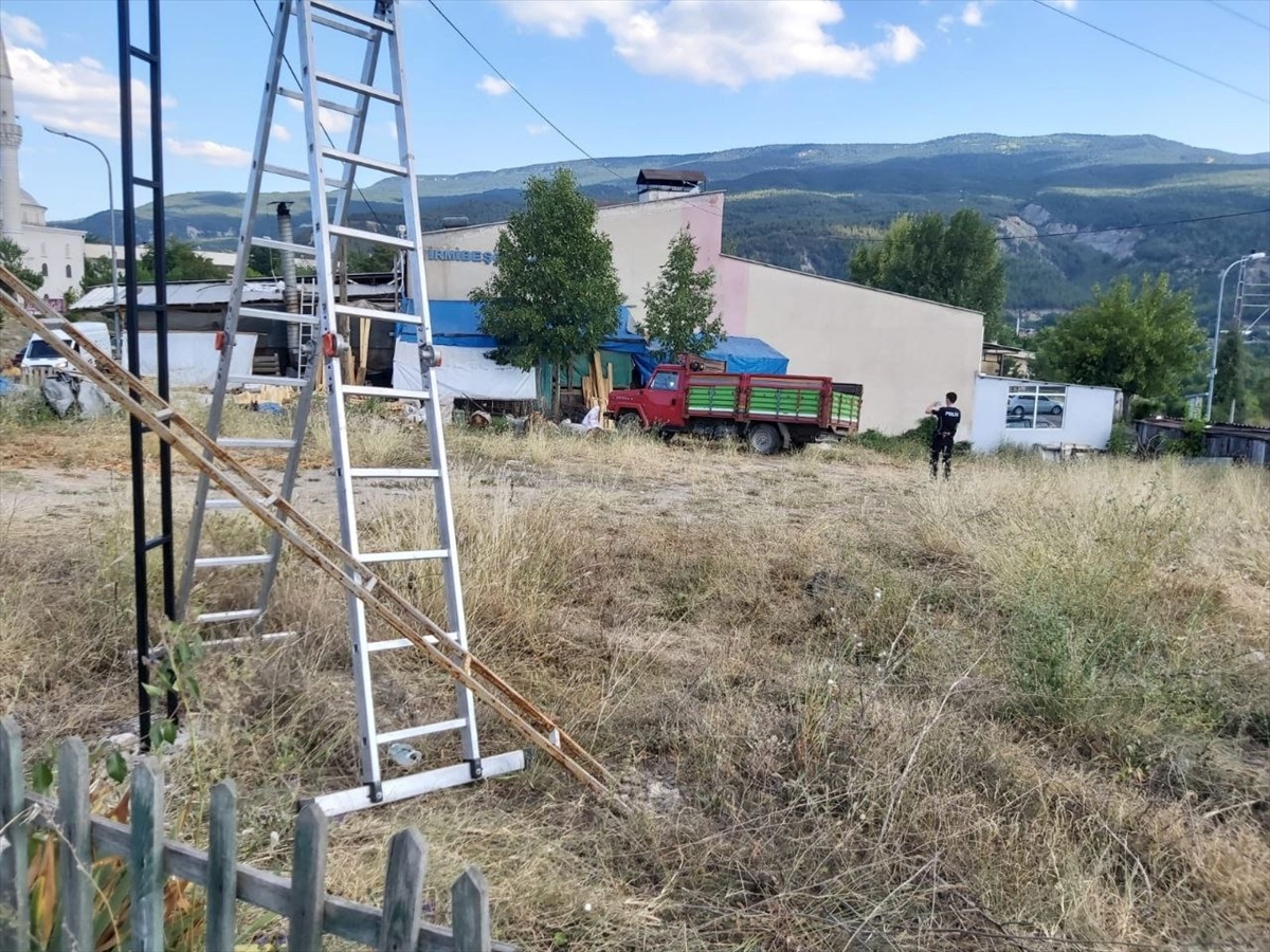 Reklam Tabelasını Kapatacağı Gerekçesiyle Yönlendirme Levhasının Direğini Kamyonetiyle Yıktı