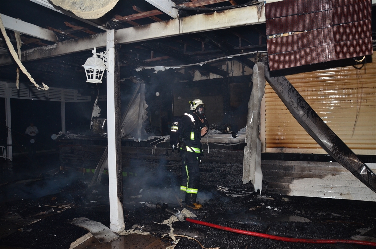 Antalya'da Bir Otelin Sahil Barında Çıkan Yangın Söndürüldü