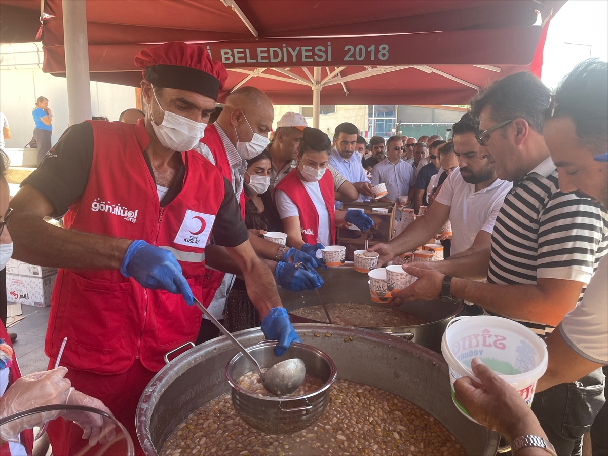 Tunceli ve Erzincan'da Vatandaşlara Aşure Dağıtıldı