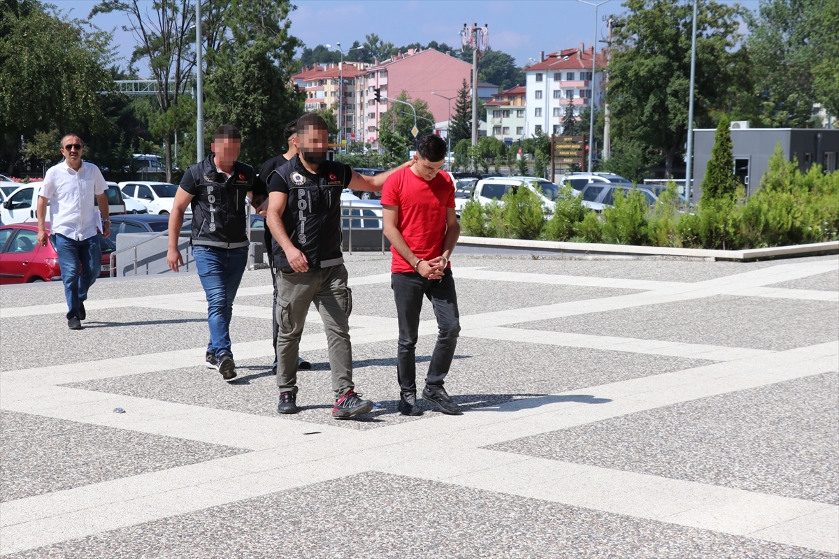 Bolu'da Yolcu Otobüsünde Uyuşturucuyla Yakalan 2 Kişi Tutuklandı