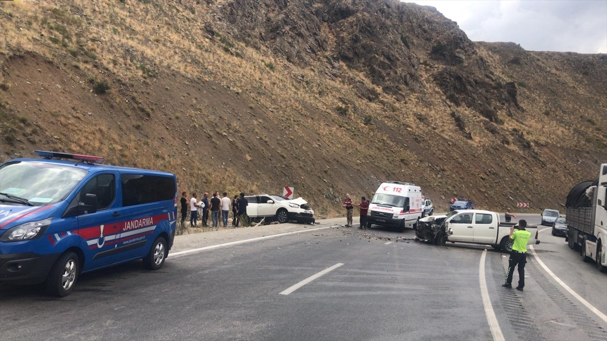 Erzincan'da iki Araç Çarpıştı
