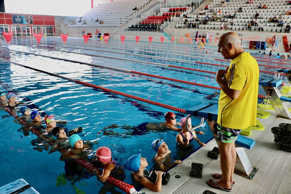 Eskişehir'in Olimpik Havuzunda Günde 2 Bin 500 Kişi Yüzme Eğitimi Alıyor