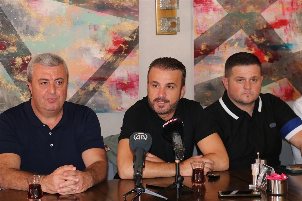 Sakaryaspor Kulübü Başkanı Cumhur Genç'ten Kadro Yapılanmasıyla İlgili Açıklama: 
