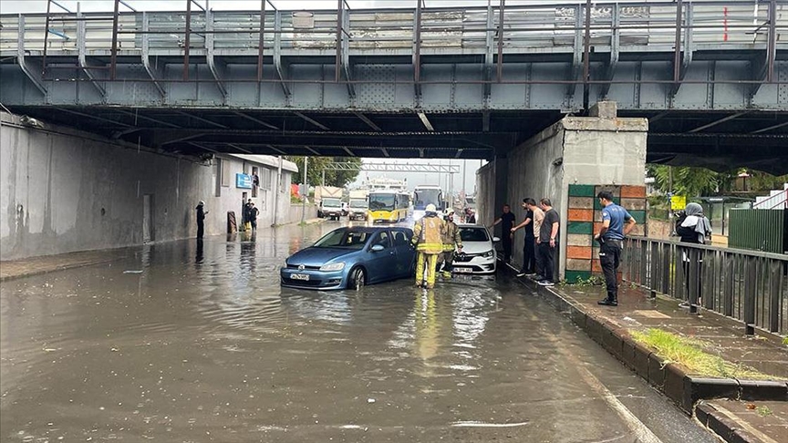 Ataşehir'de Rögardan Taşan Su Ev ve İş Yerlerini Bastı