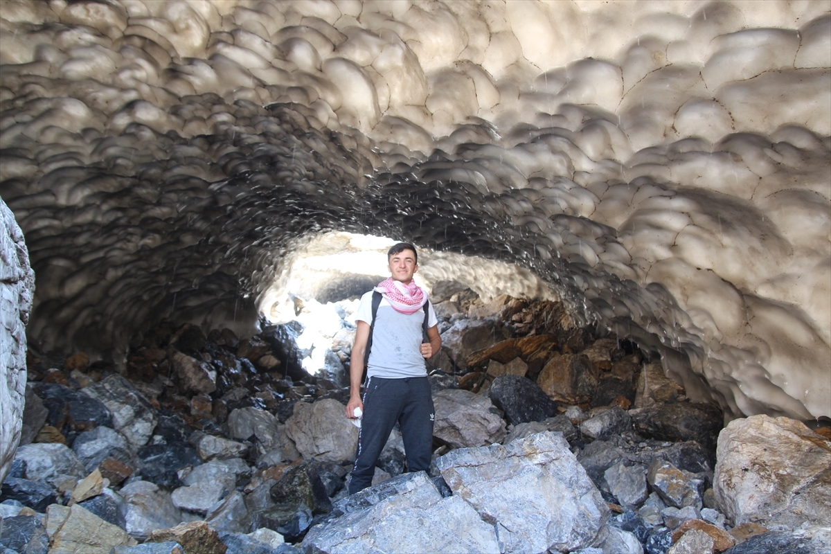 Bunaltıcı Sıcakta Mereto Dağı Eteğindeki Kardan Tünellerde Serinliyorlar