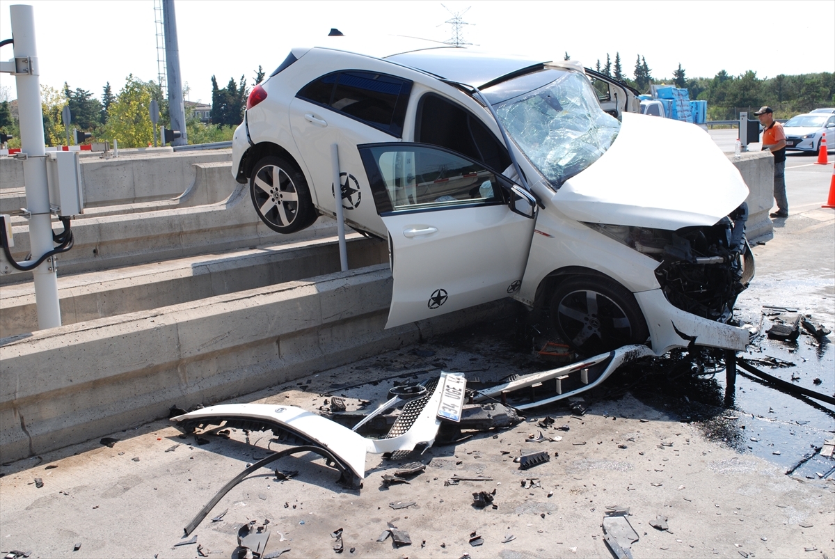 Otoyolda Bariyere Çarpan Otomobilin Sürücüsü Yaralandı