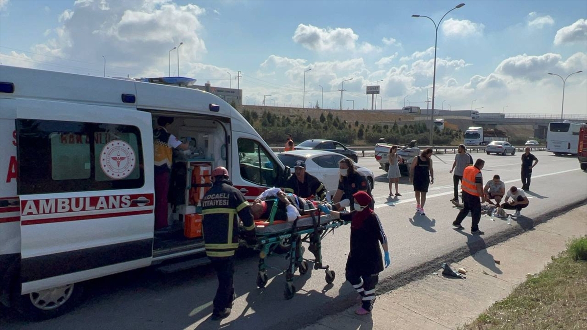 Anadolu Otoyolu'nun Kocaeli Geçişindeki Kaza Ulaşımı Aksattı