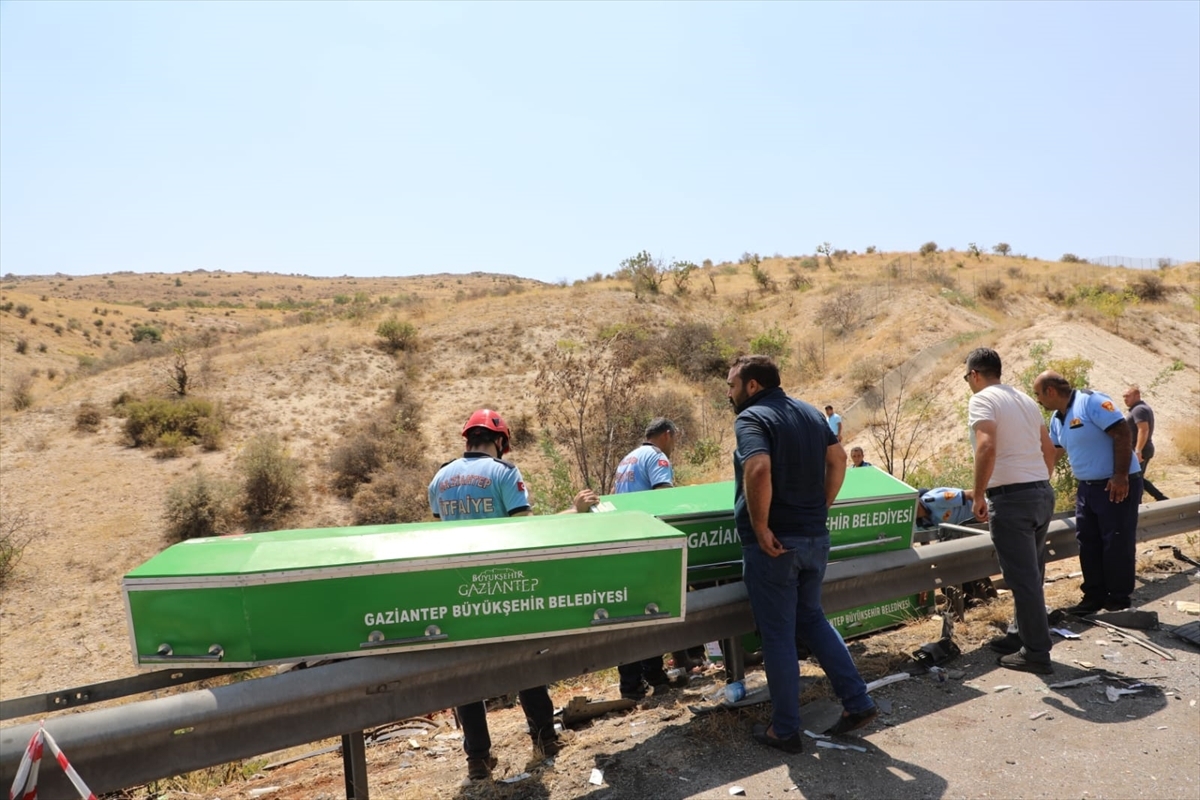 Kaza Yapan Araca Müdahale Eden Ekiplere Yolcu Otobüsü Çarptı, 15 Kişi Öldü