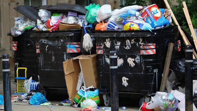 Temizlik İşçilerinin Grevi Nedeniyle Sokaklar Çöp Yığınlarıyla Doldu