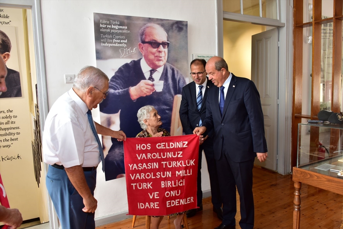 Kıbrıs'ta İngiliz Sömürge Döneminde Elinde Diktiği Türk bayrağını Müzeye Hediye Etti