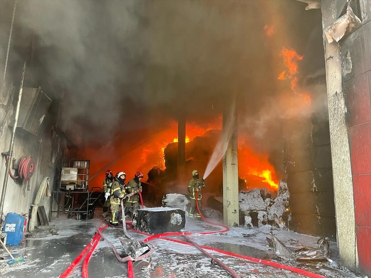 Uşak'ta Fabrikada Çıkan Yangına Müdahale Ediliyor