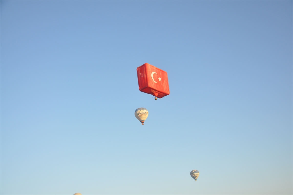 Kapadokya Semalarını Ay Yıldızlı Bayraklarla Donatılan Balonlar Süsledi