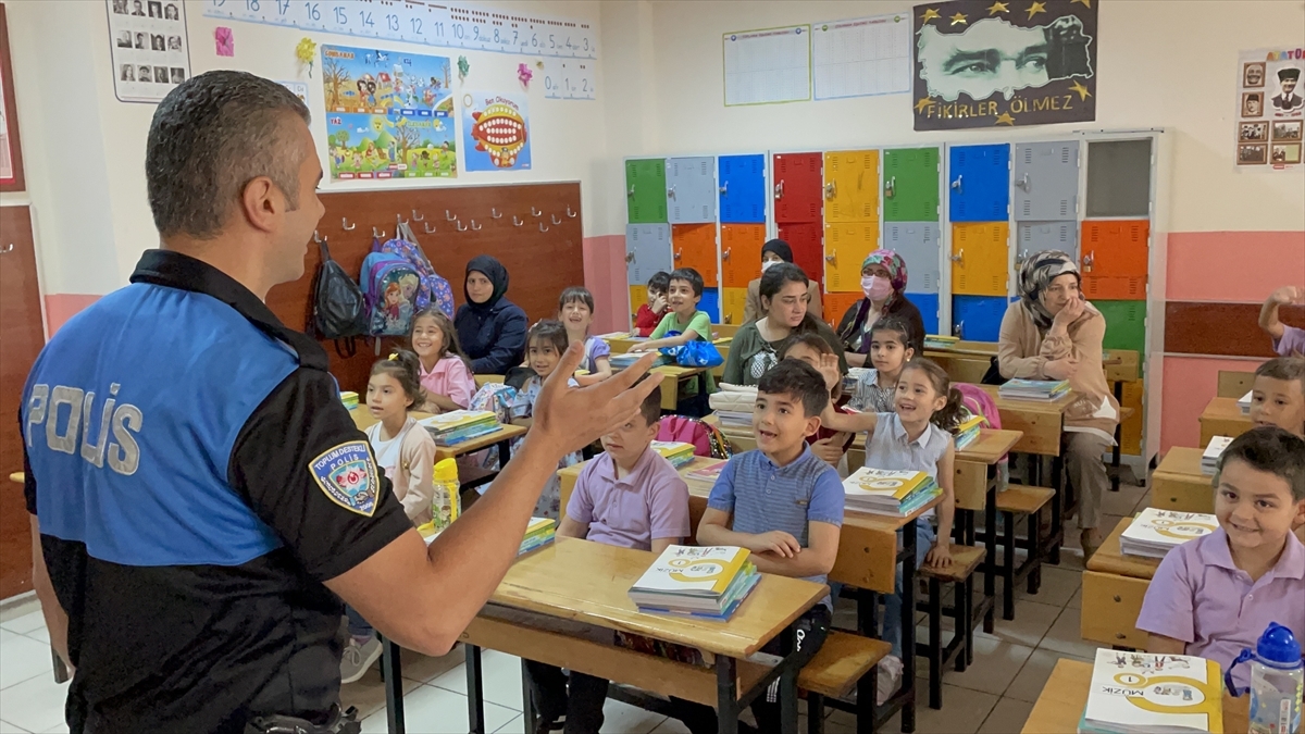 İstanbul'da yeni eğitim döneminin ilk gününde anaokulu ve 1.sınıf öğrencileri polisler yalnız bırakmadı