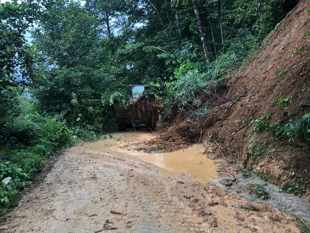 Rize'de Şiddetli Yağış Toprak  Kaymasına Sebep Oldu