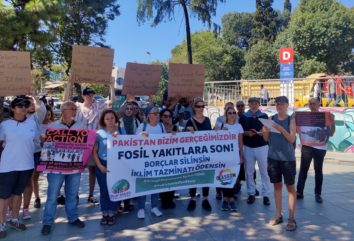 Beşiktaş'ta Toplanan Grup İklim Krizine Dikkati Çekti