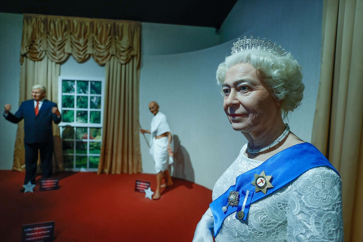 Kraliçe Elizabeth'in Antalya'daki Bal Mumu Heykeli Çiçeklerle Donatıldı