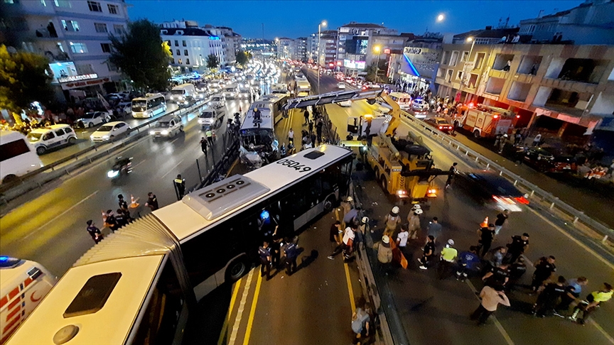 Metrobüs Kazası Öncesi Yaşananlar Araç İçi Kamerasına Yansıdı