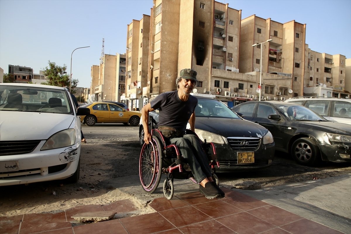 Ortasında Kaldığı Çatışmalarda İki Otomobili Yanan Libyalı Engelli, Umudunu Yitirmedi