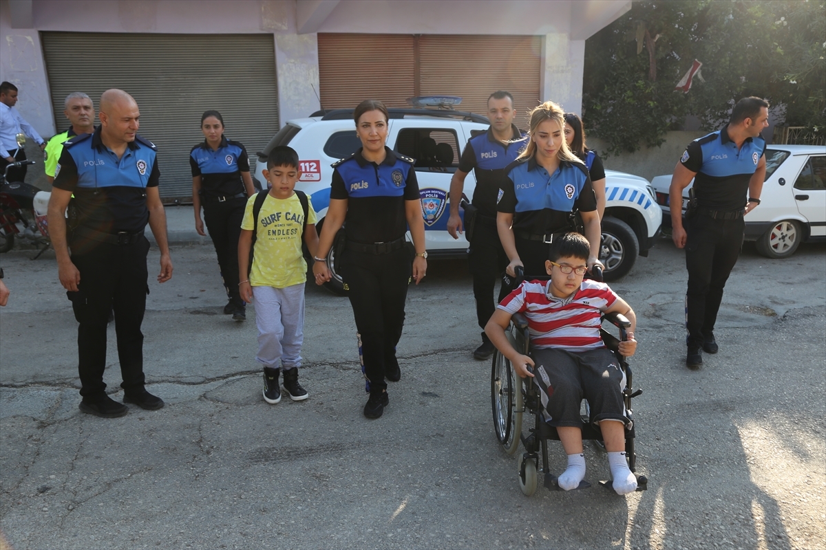 Polis, Anne Ve Babasını Kaybeden 2 Kardeşi Okula Götürdü