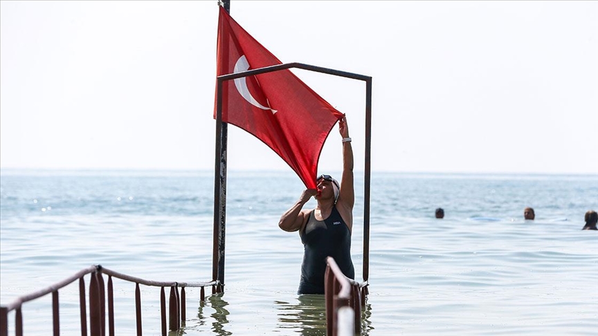 Türk Yüzücü Manş Denizi'ni İki Kat Fazla Yüzerek Geçti