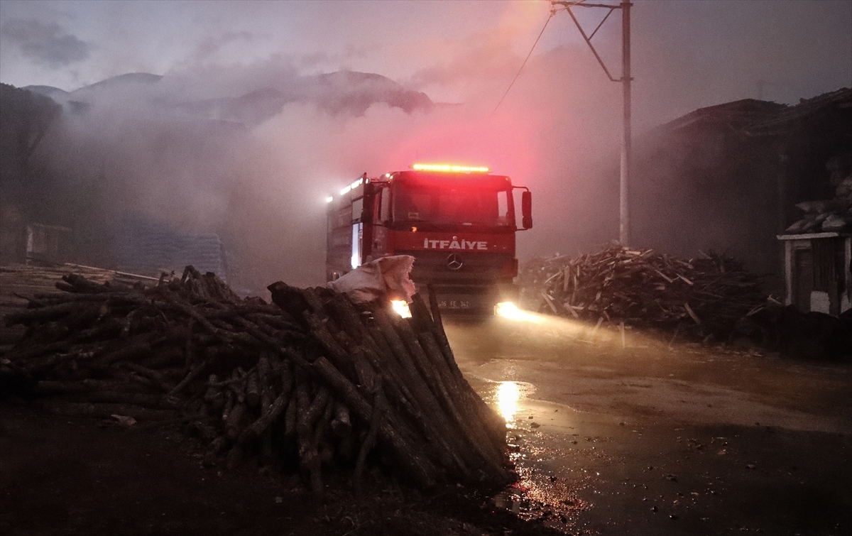 Bursa'da Odun Ve Kömür Depolama Tesisinde Yangın