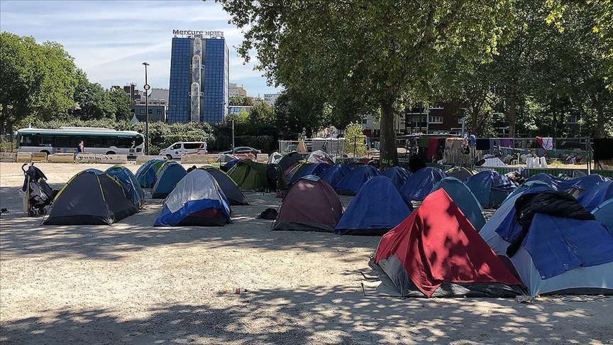 Fransa'nın Calais Kentinde Göçmenler Kamp Kurmasın Diye Merkezi Noktalara Kaya Döşendi