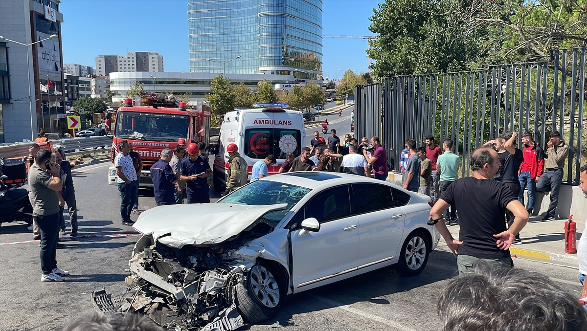 Pendik'te Bir Araç Bariyere Çarptı