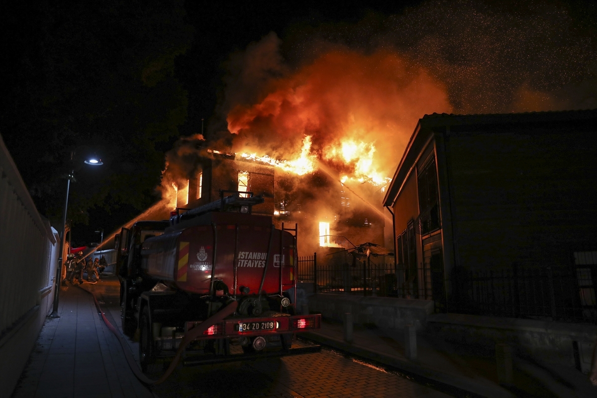 Zeytinburnu'nda Tarihi Merkez Efendi Fırını'nda Yangın