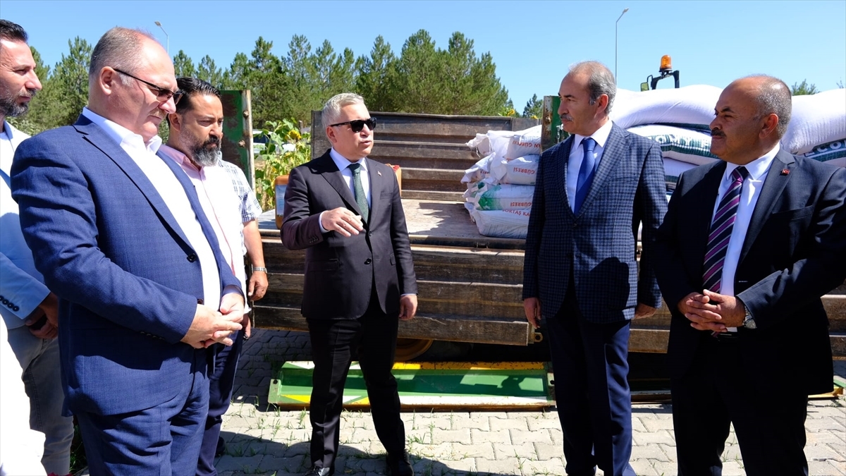 Sivas Cumhuriyet Üniversitesi Çiftçilere Buğday Dağıttı 