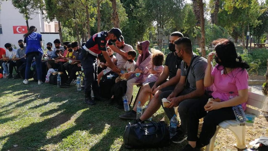 İzmir'de 19 Operasyonda 343 Düzensiz Göçmen Yakalandı