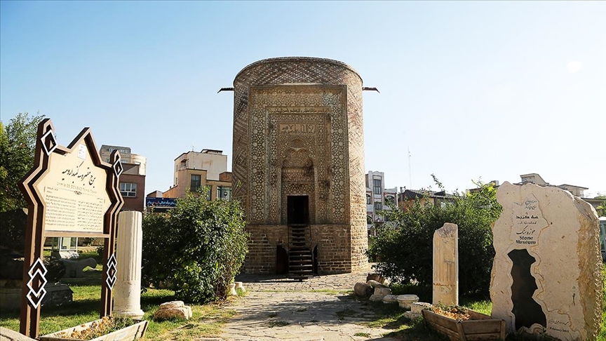 Selçuklu'nun kurucusu Tuğrul Bey'in Anıt Mezarına Evi Gibi Bakıyor