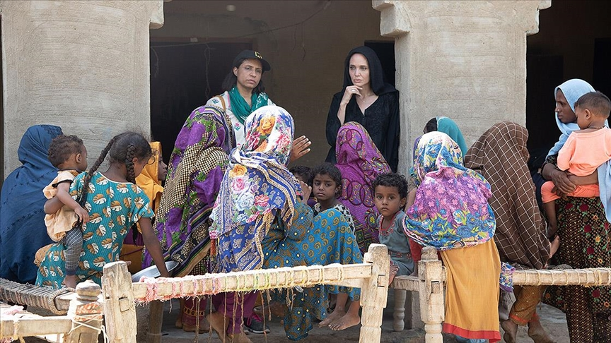 Angelina Jolie'den, Pakistan'daki Sel Mağdurları İçin Yardım Çağrısı