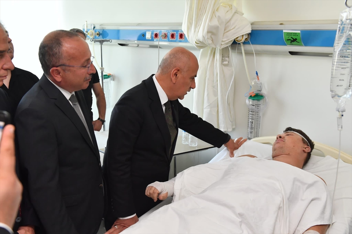 Vahit Kirişci, Helikopter Kazasında Yaralananları Ziyaret Etti