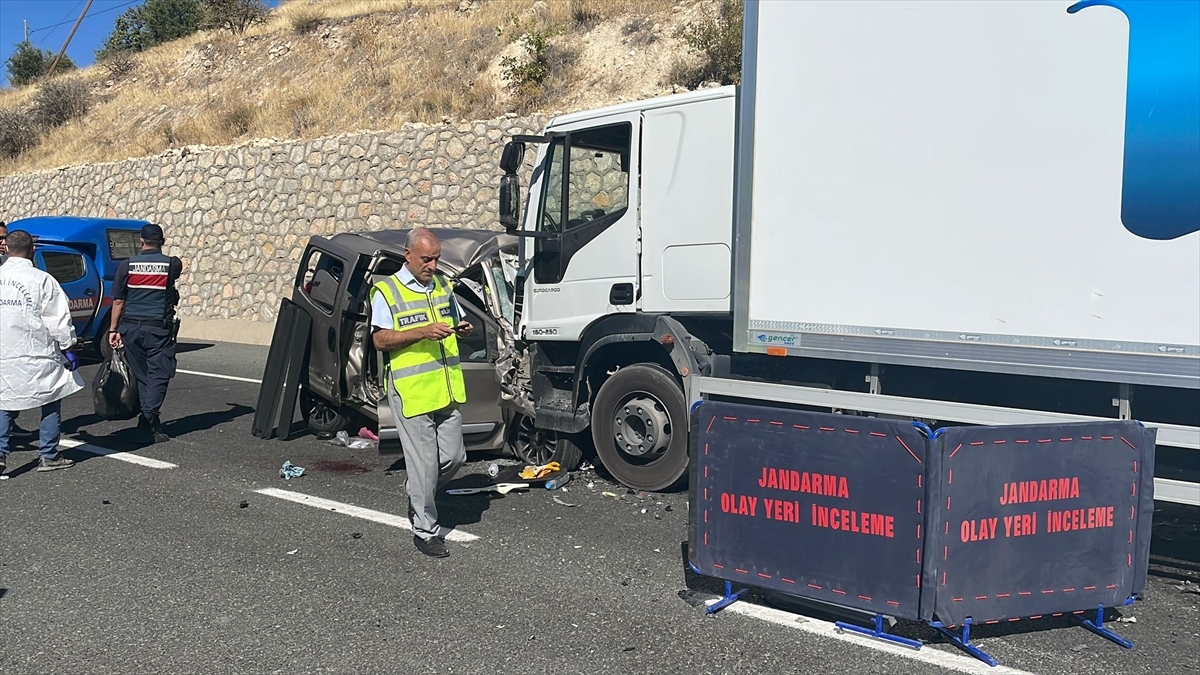 Malatya'da Tırla Hafif Ticari Araç Çarpıştı