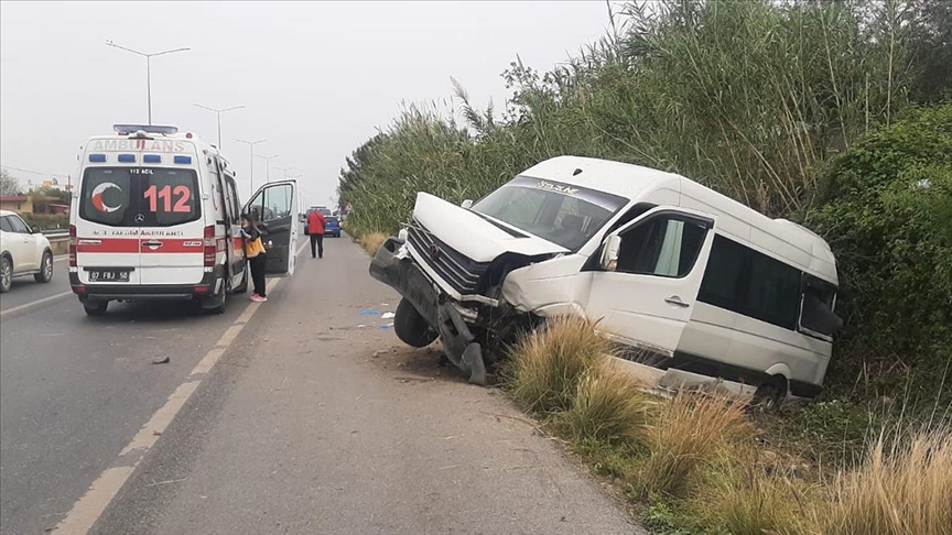 Antalya'da Tur Minibüsü İle Kamyonun Çarpıştığı Kazada 2 Kişi Yaralandı