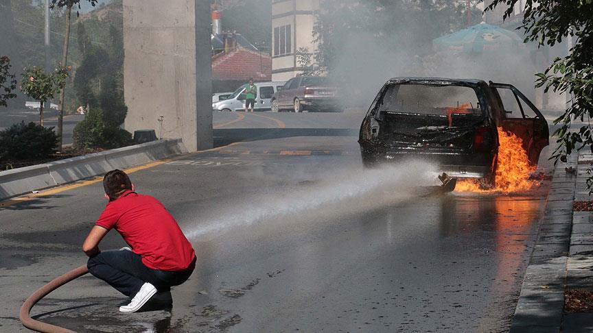 Bolu'da Otomobildeki Yangına, Yoldan Geçen Yetkililer Müdahale Etti