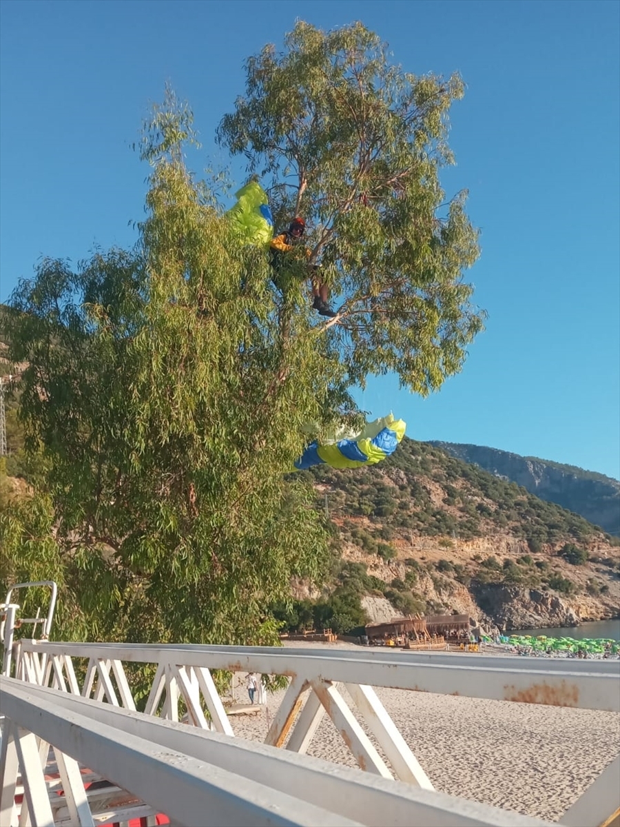 Fethiye'de Amaç Paraşütü Ağaca Dolanan Kişi Kurtarıldı
