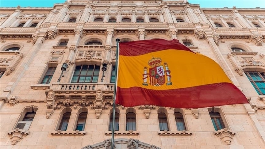 Kovid-19 Olan İspanya Başbakanı Pedro Sanchez Evden Çalışıyor
