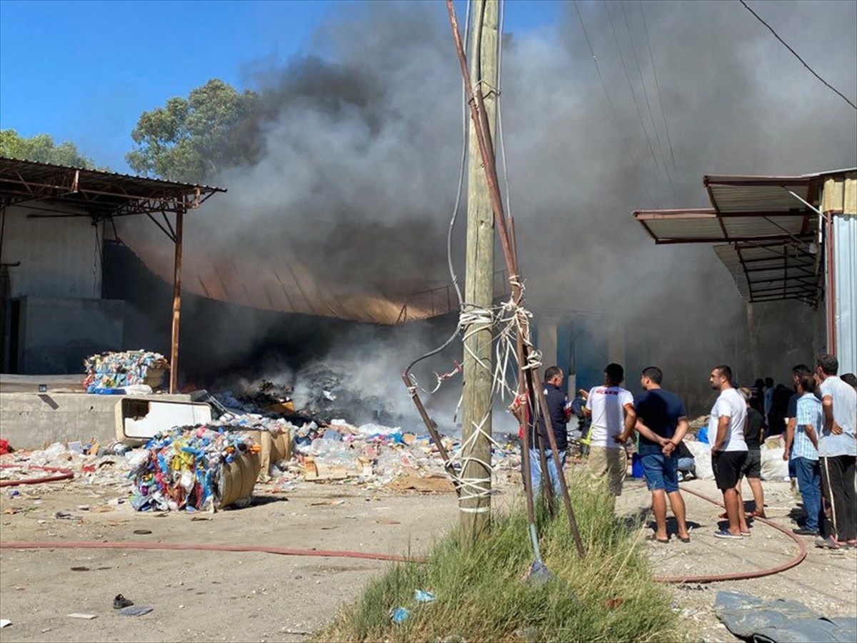 Antalya'da Atık Kağıt Deposunda Yangın 