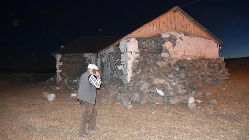 Ardahan'da Depremden Etkilenen Vatandaşlar Geceyi Çadırlarda Geçirdi