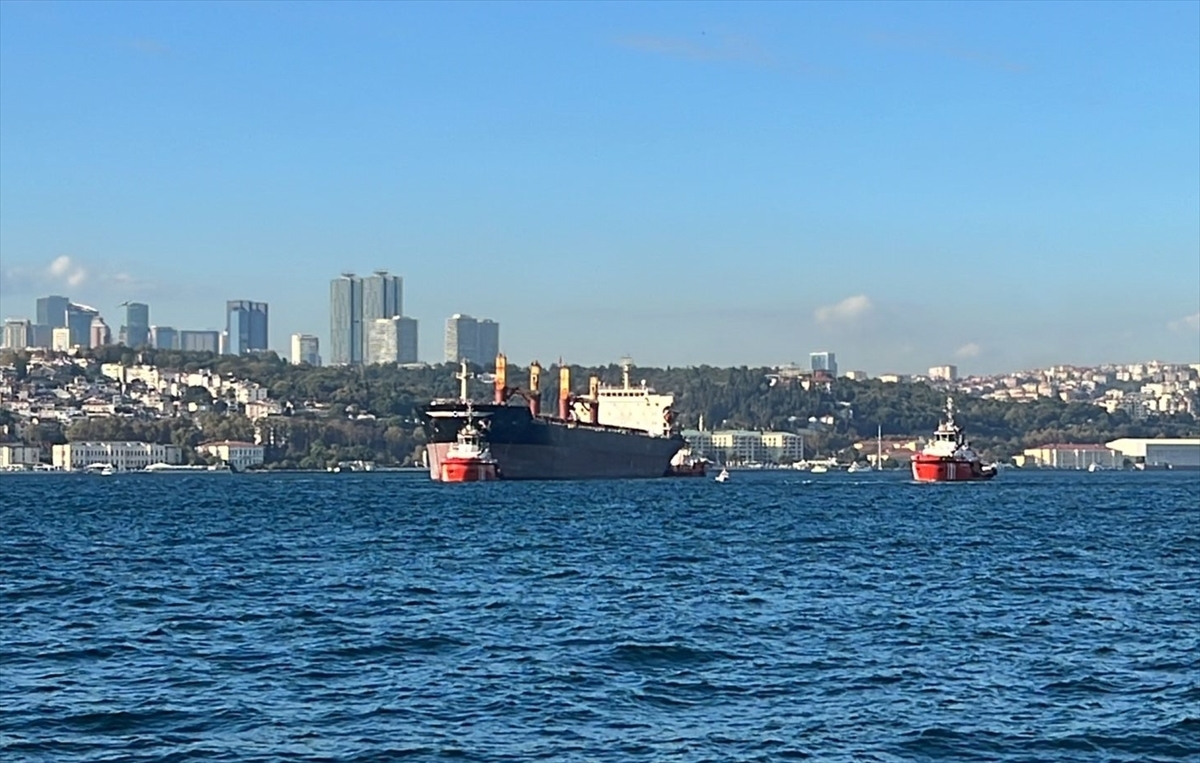 İstanbul Boğazı'ndaki Bir Gemi Dümeni Kilitlendi